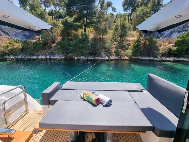 Verhuur Jacht in Kaštela - Sealine Sealine C390