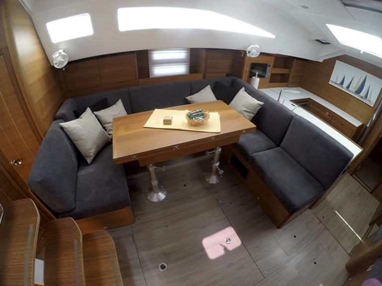 Huur een Elan Impression 50.1 in Šibenik