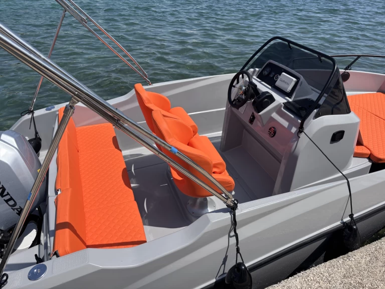 Huur een Quicksilver Activ 555 Open in Kukljica