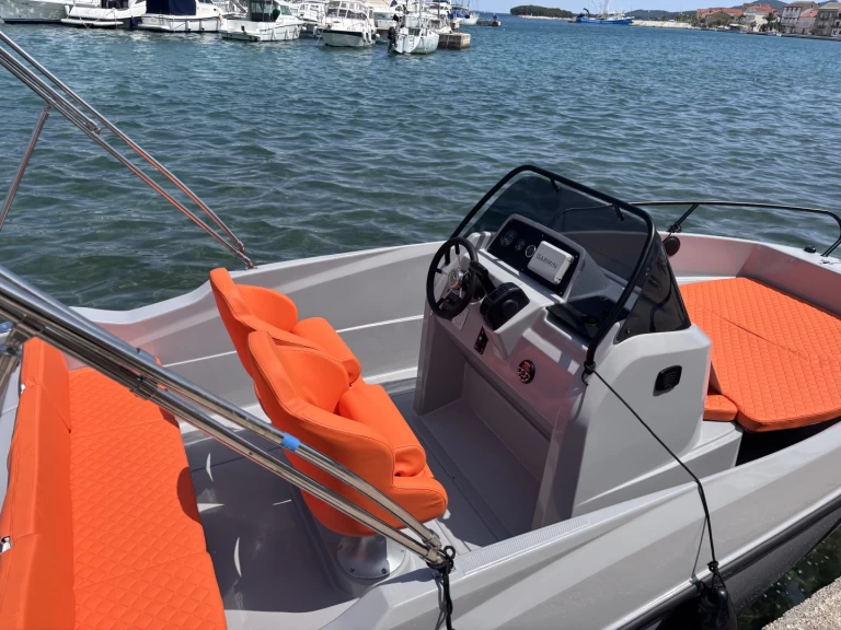 Bootverhuur Kukljica goedkoop Activ 555 Open