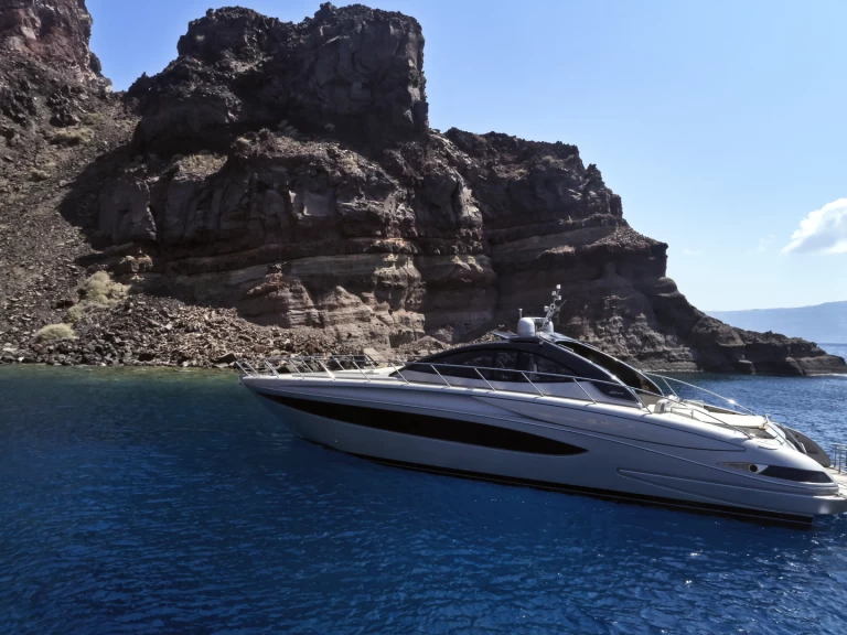 Riva Vertigo 63 te huur van particulier of professional in Limáni Lavríou