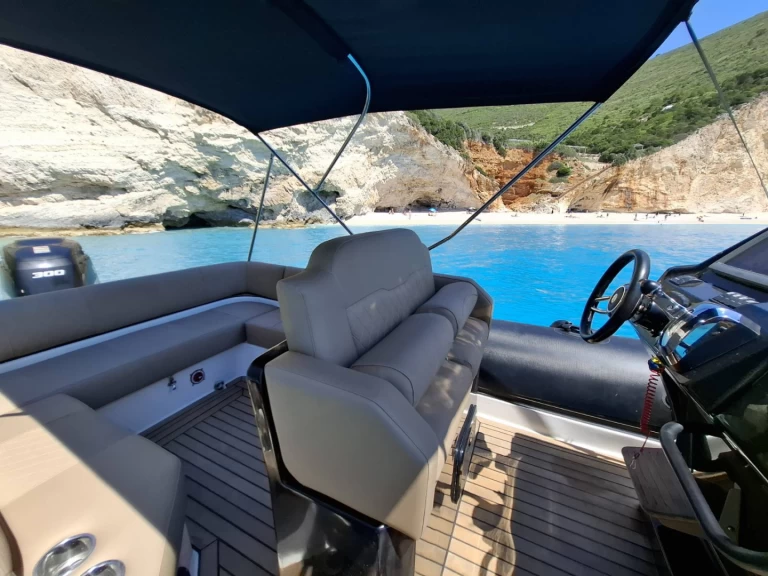 yo boats 8.60 te huur van particulier of professional in Nikiána