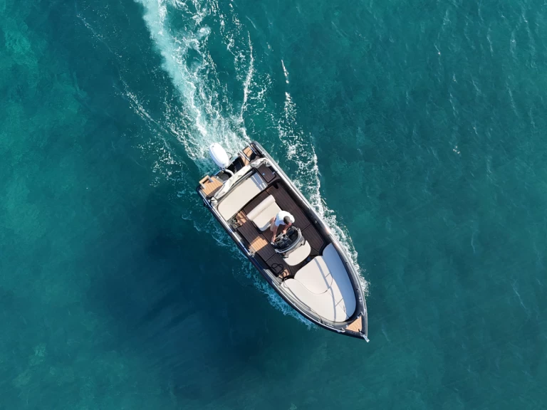 Jachthuur in Firá - Poseidon Black Edition via SamBoat