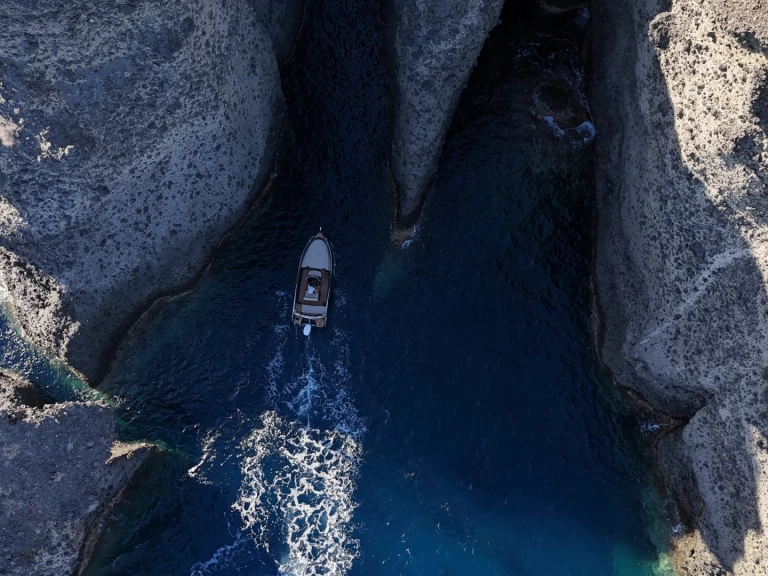 Bootverhuur Firá goedkoop Black Edition