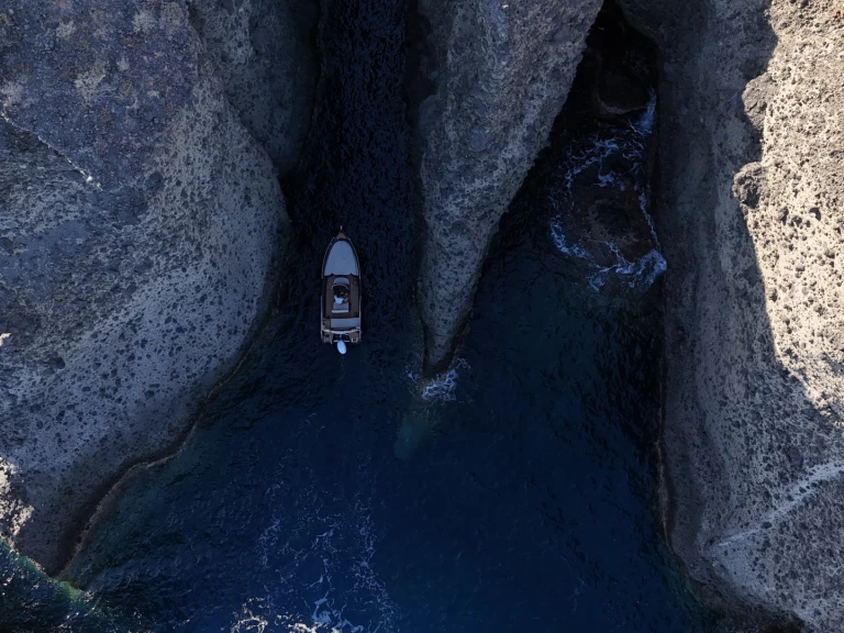 Bootverhuur Poseidon Black Edition in Firá via SamBoat