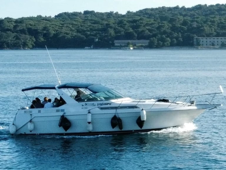 Jachthuur in Pula - Chris Craft Express 360 via SamBoat