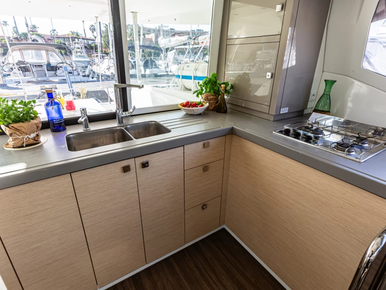 Huur een Fountaine Pajot Lucia 40 in Furnari