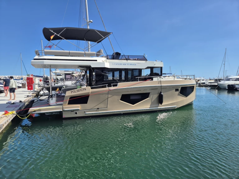 Cobra Maestro 42 te huur van particulier of professional in Puerto Banús
