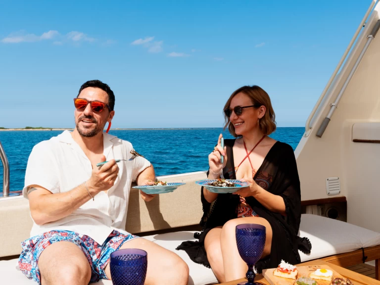 Huur een Hatteras Hatteras 52 Convertible in Marzamemi