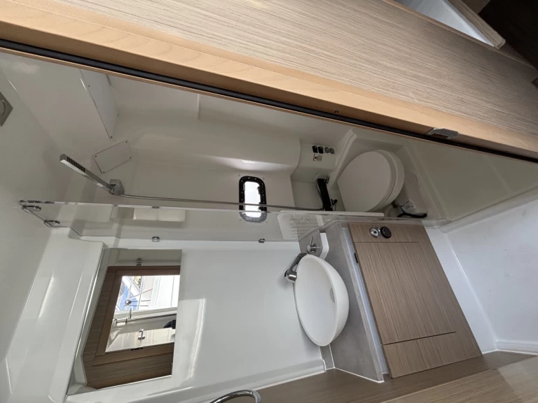 Bootverhuur Jeanneau cap camarat 10.5 CC in Cannes via SamBoat