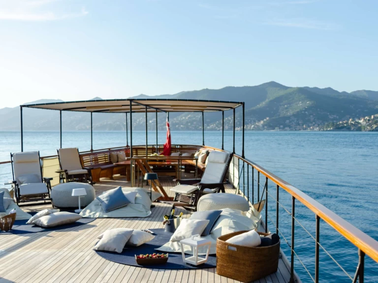 Bootverhuur Cannes goedkoop OVER THE RAINBOW OF LONDON