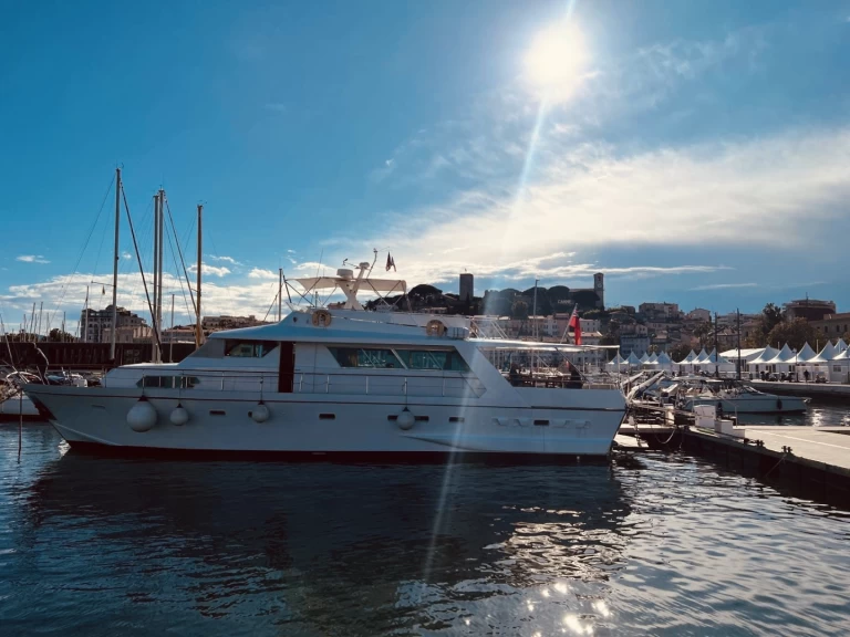 Bootverhuur Cantieri Di Pisa Pegasus in Vieux Port de Cannes via SamBoat
