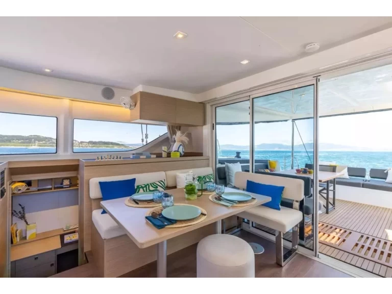 Catamaran te huur in Cugnana Verde voor de beste prijs