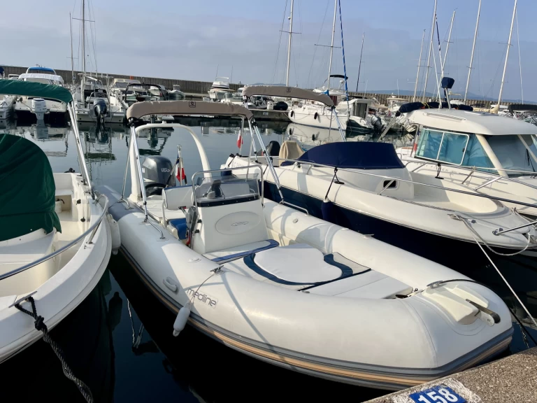 Bootverhuur Zodiac Medline 2  in Sainte-Maxime via SamBoat
