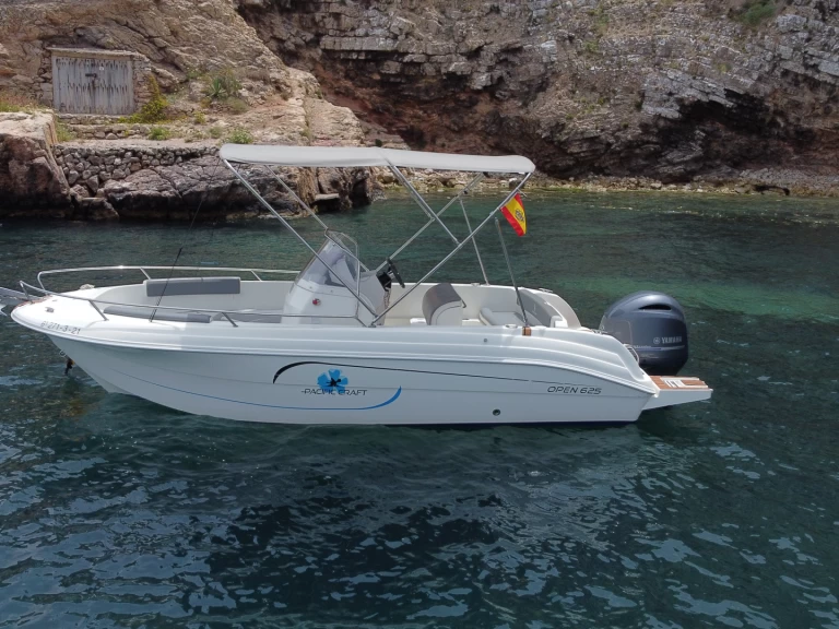 Bootverhuur Ibiza Town goedkoop Pacific Craft 625 Open Trendy