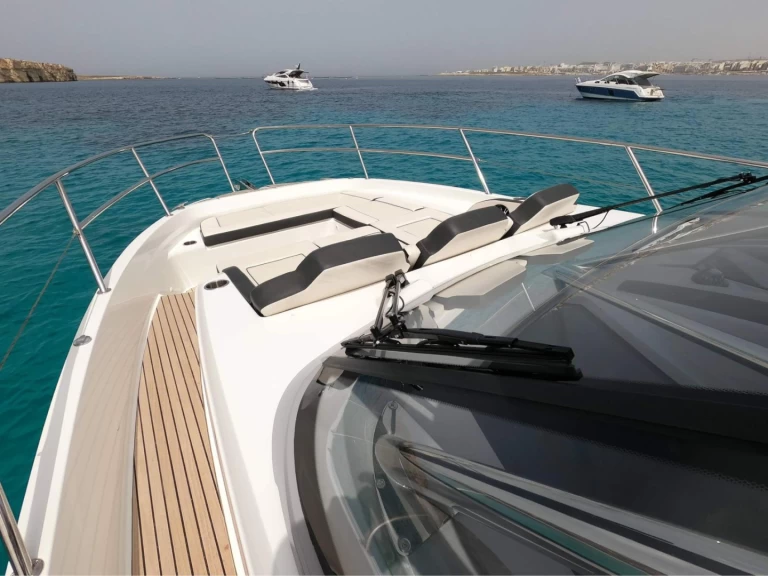 Verhuur Motorboot Jeanneau met vaarbewijs