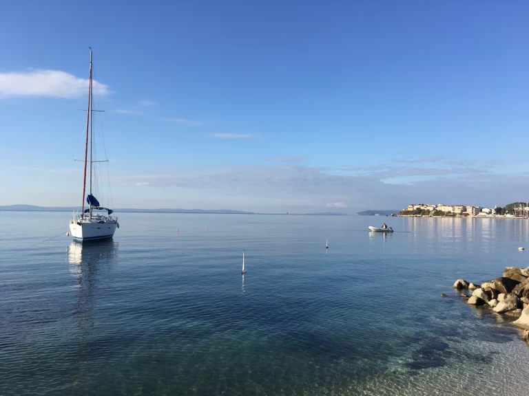 Huur een Bénéteau Oceanis 373 in Vis