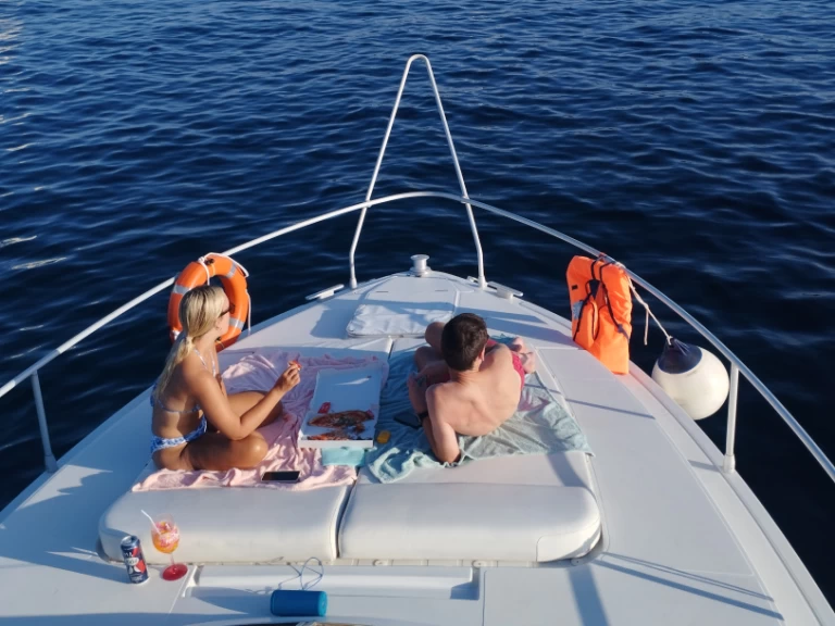 Verhuur Motorboot Ferretti met vaarbewijs