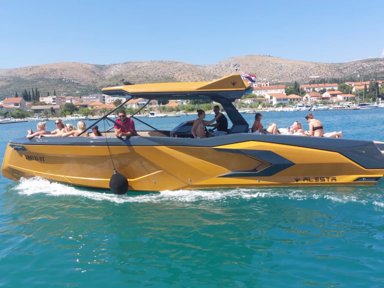 Huur een Alesta Marine Raptor parasailing in Split