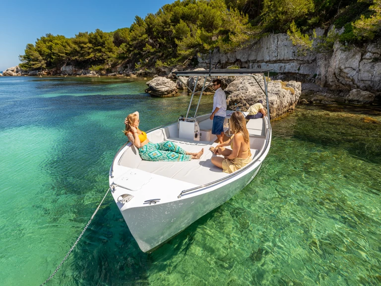Motorboot te huur in Port Pierre Canto voor de beste prijs