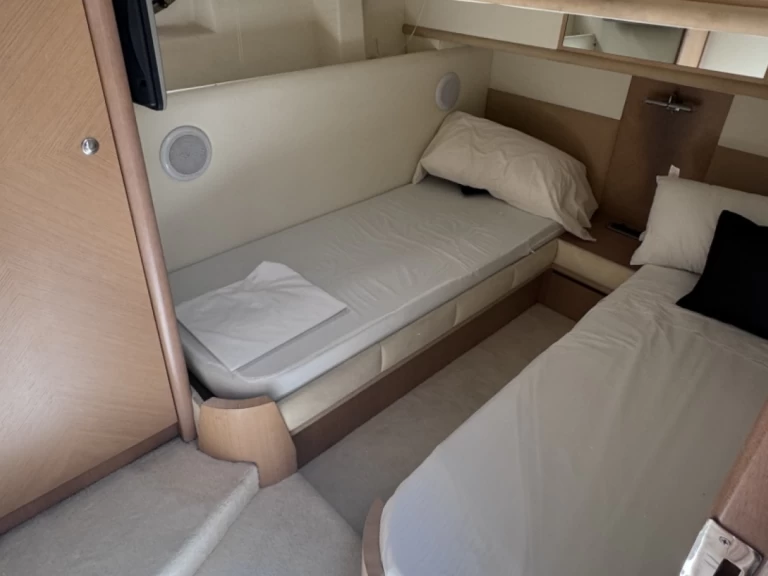 Bootverhuur Puerto Banús goedkoop Astondoa 44 Fly