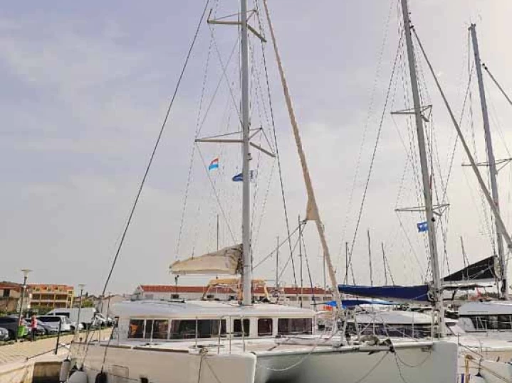 Verhuur Catamaran Lagoon met vaarbewijs