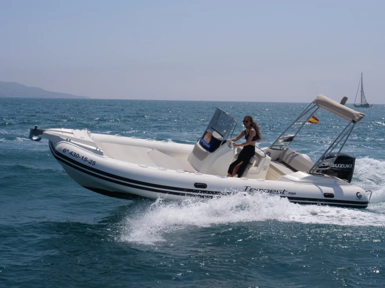 Bootverhuur Capelli Tempest 700 in Empuriabrava via SamBoat