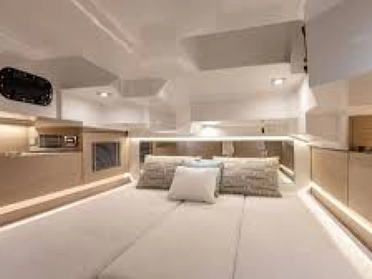 Bootverhuur Jeanneau cap camarat 10.5 CC in Antibes via SamBoat