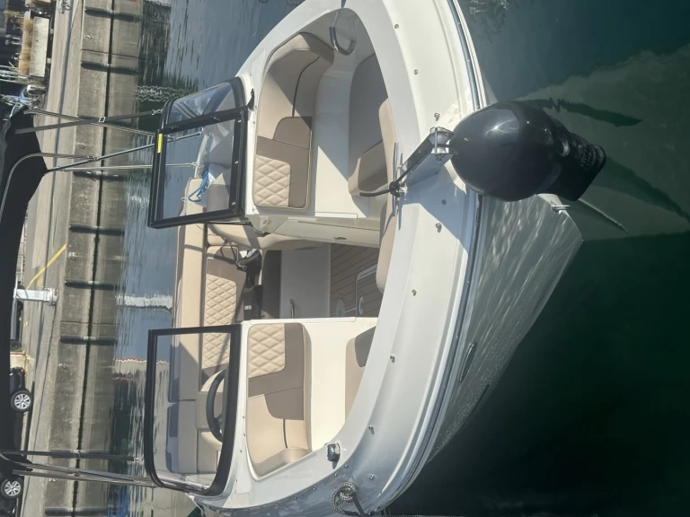 Motorboot te huur in Lausanne voor de beste prijs