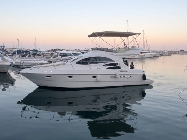 Huur Motorboot met of zonder schipper Azimut in Puerto Banús
