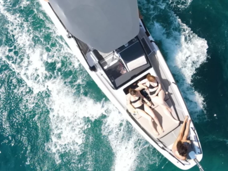 Verhuur Motorboot Axopar met vaarbewijs