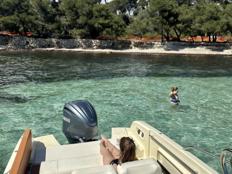 Bootverhuur Mandelieu-la-Napoule goedkoop Invictus 240 CX