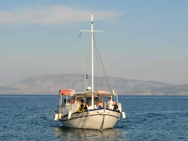 Wooden Boat  Wooden Boat te huur van particulier of professional in Ipsos