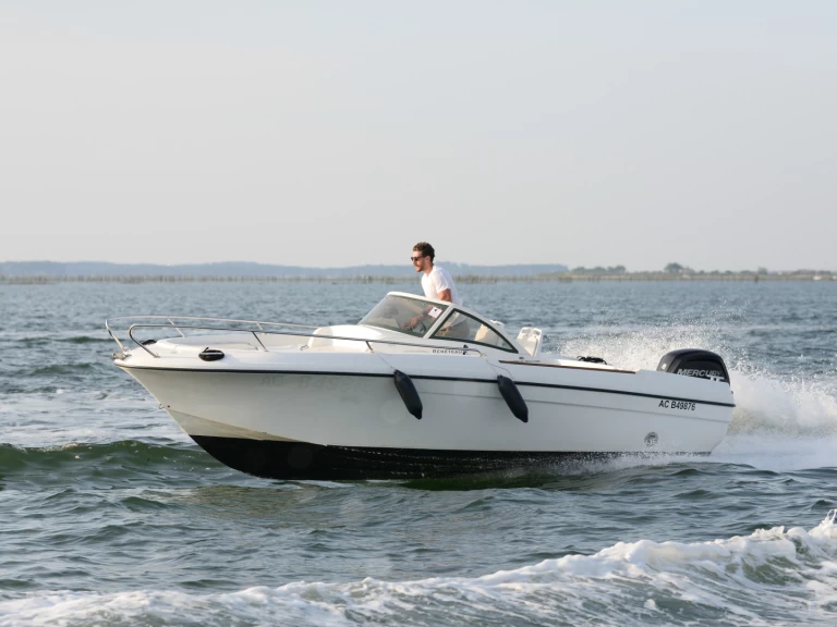 Verhuur Motorboot Bénéteau met vaarbewijs