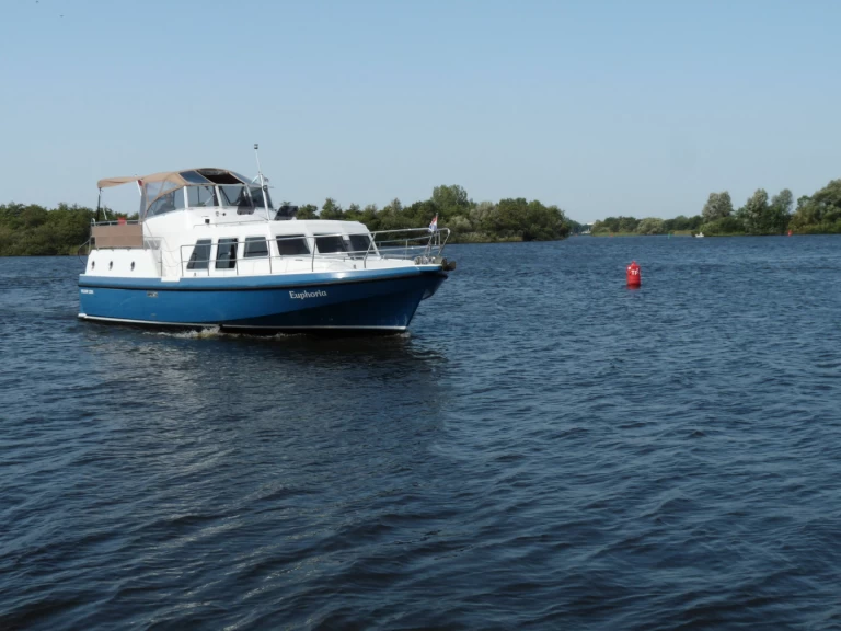 Huur Motorboot met of zonder schipper  in Akkrum