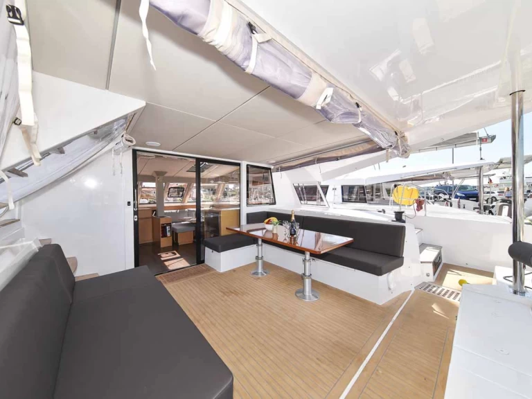 Catamaran te huur in Biograd na Moru voor de beste prijs