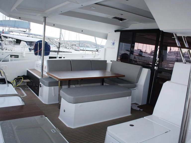 Huur een Fountaine Pajot Astrea 42 in Seget Donji