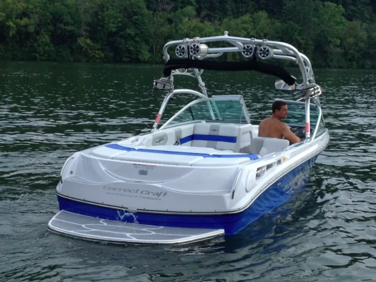 Jachthuur in Sevrier - Nautique Correct Craft Competition Ski Boat 2001 via SamBoat