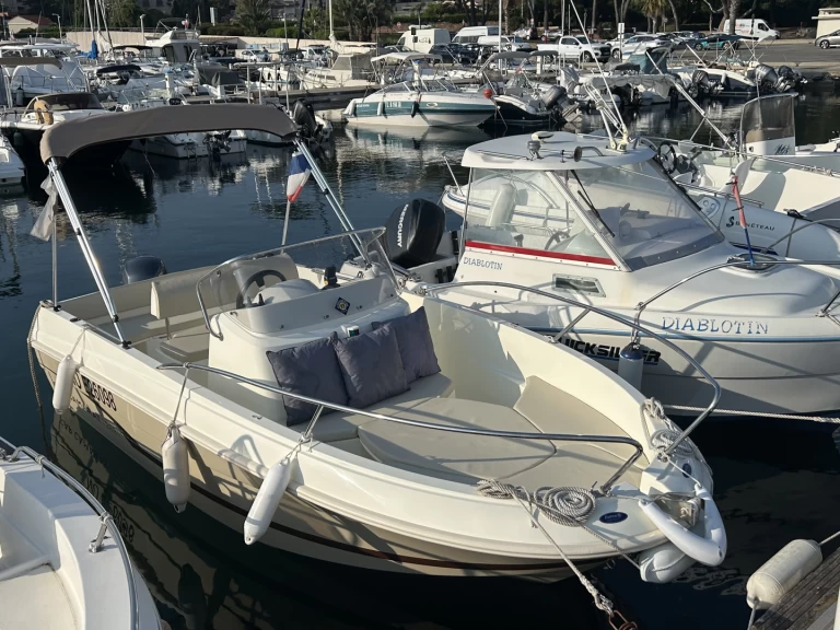 Huur Motorboot met of zonder schipper Jeanneau in Saint-Raphaël