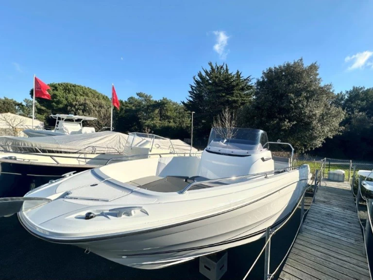 Verhuur Motorboot Jeanneau met vaarbewijs