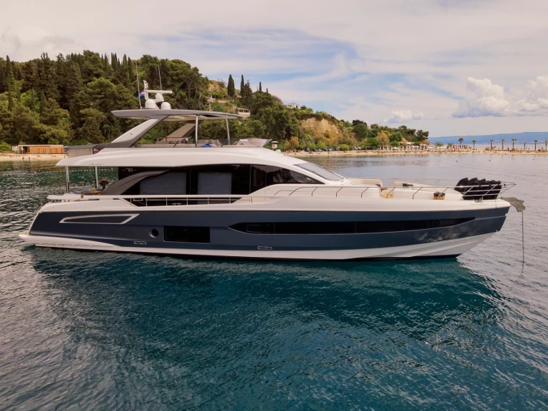 Huur een Azimut Azimut 78 Fly - 4 + 1 cab. in Podstrana