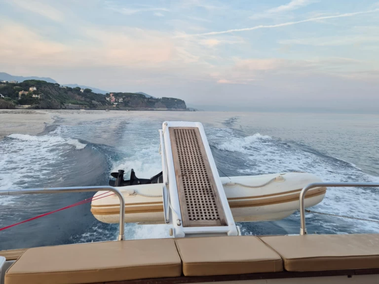 Huur Motorboot met of zonder schipper Ferretti in Savona
