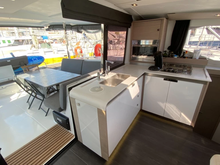 Bootverhuur Fountaine Pajot Isla 40 in Marine de Sant'Ambrogio via SamBoat