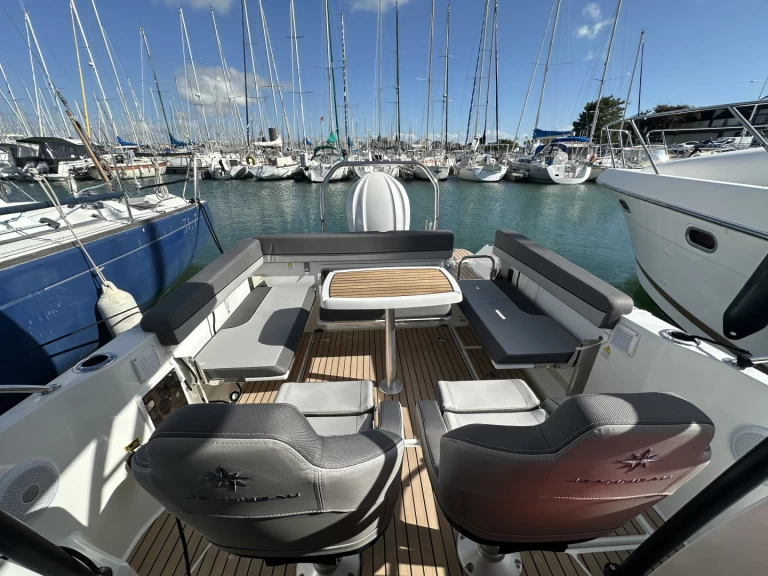 Jeanneau Cap camarat 7.5 wa série 3 te huur van particulier of professional in La Rochelle