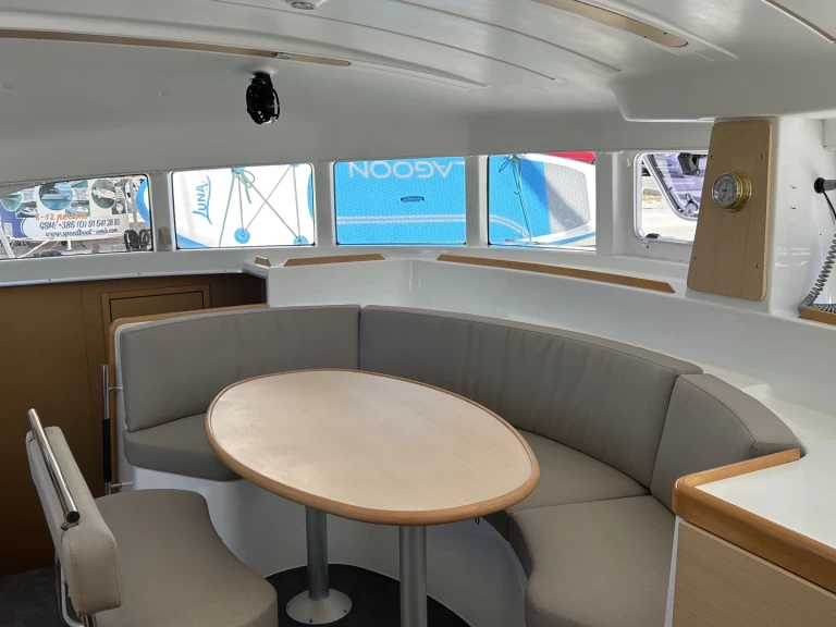 Huur een Lagoon Lagoon 380 S2 in Omiš