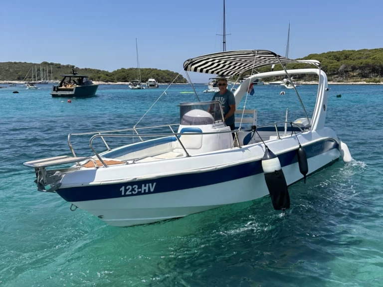 Huur een Speeder 680 Open in Hvar