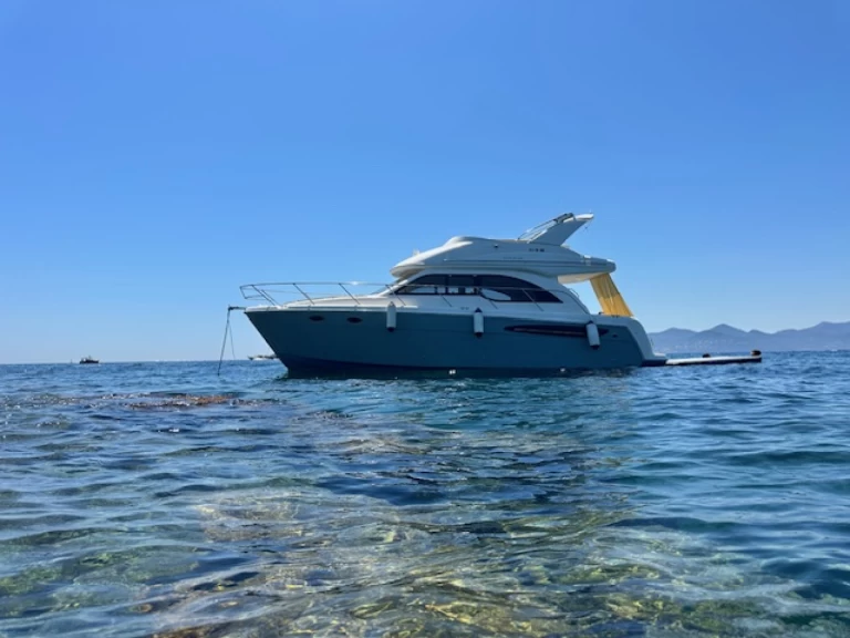 Huur een Meridian 341 Sedan in Mandelieu-la-Napoule