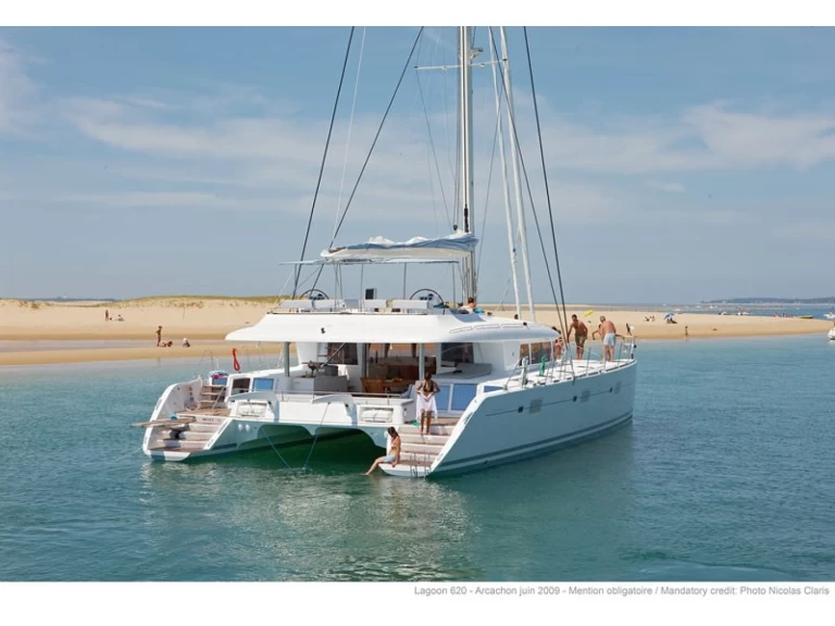 Catamaran te huur in Cugnana Verde voor de beste prijs