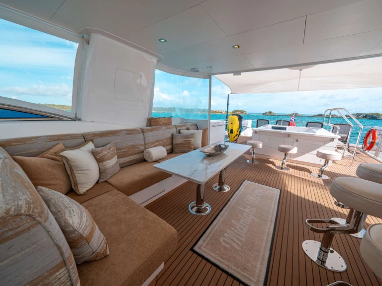 Huur een Horizon MIDNIGHT MOON in Nassau