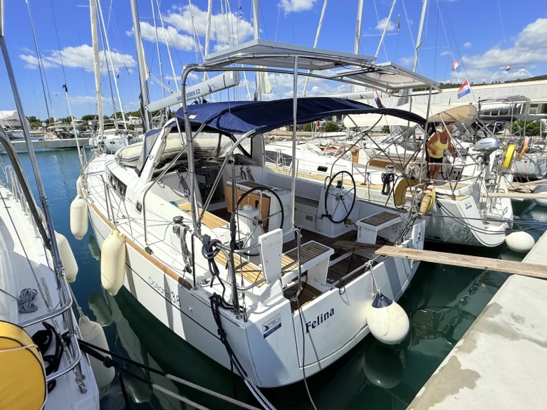 Huur een Bénéteau Oceanis 38 in Sukošan
